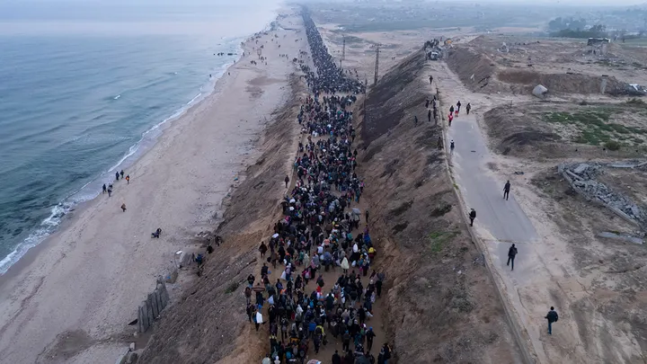 Palestinians stream back to northern Gaza after Israel lifts closure