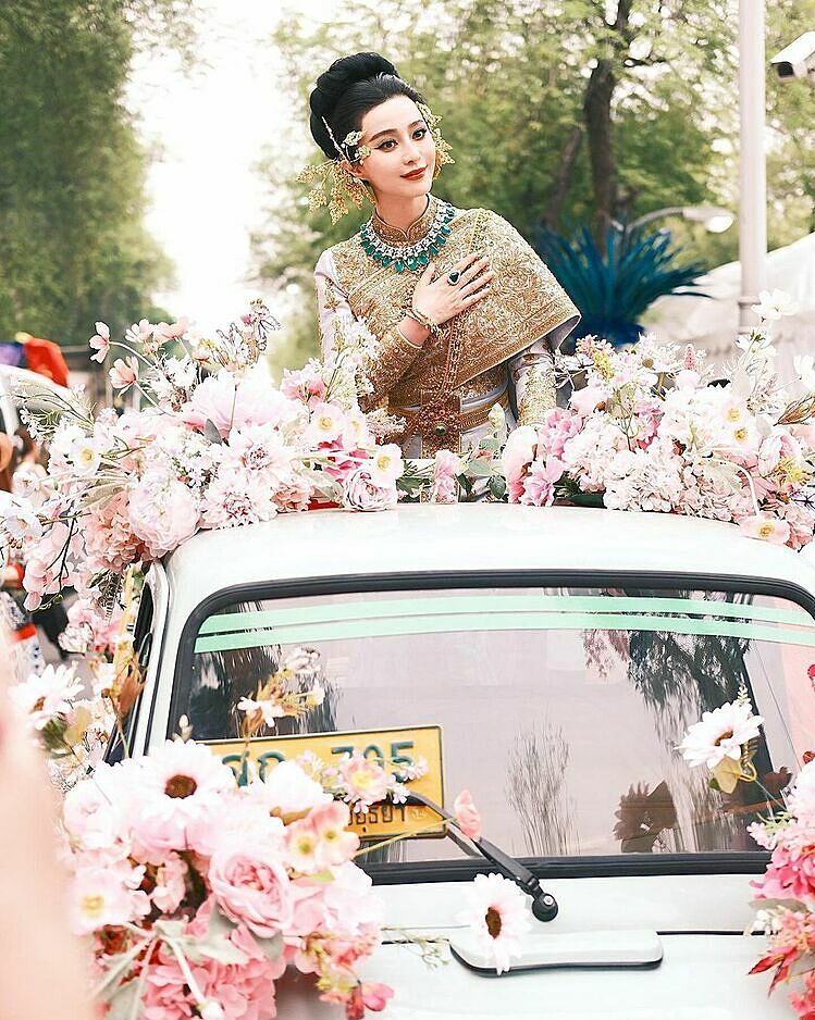 Fan Bingbing dazzles at Bangkok's Songkran parade aboard floral tuk-tuk