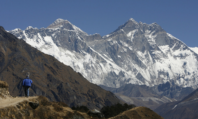 Kenyan and Nepali climbers die on Everest, three missing