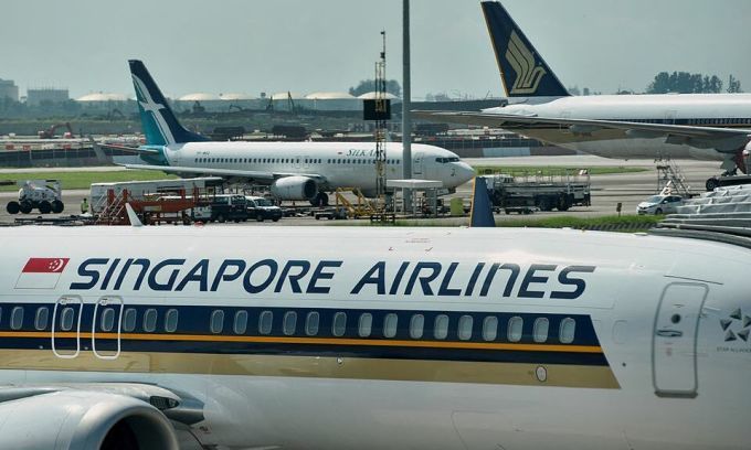 2 passengers removed from Singapore Airlines flight for abusing cabin crew