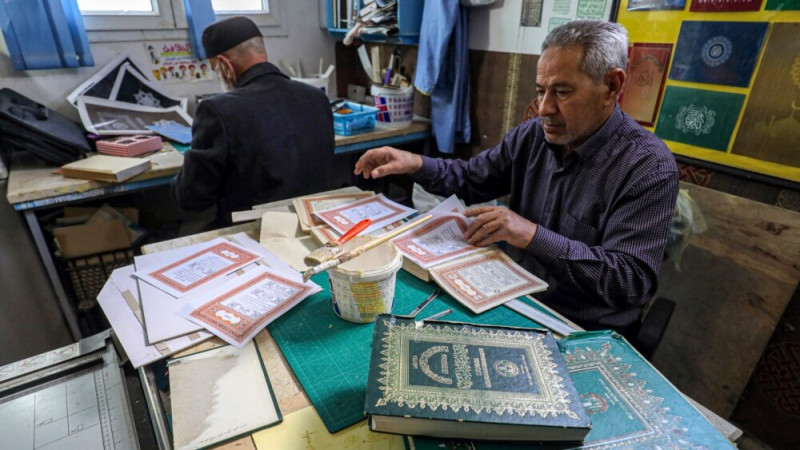 Libyans Repair Old Qurans for Ramadan