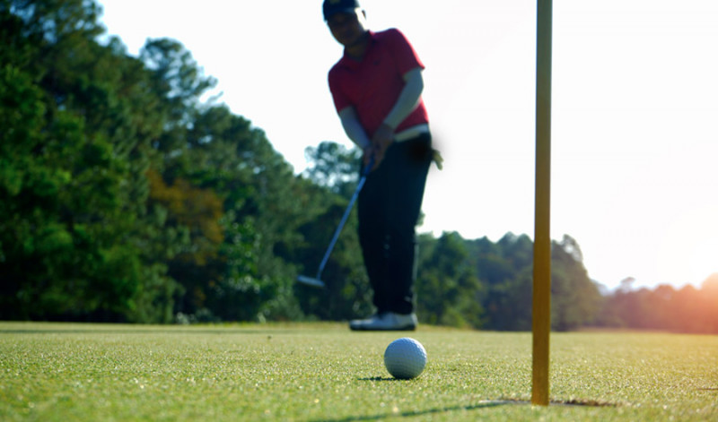 Should Golfers Keep the Flagstick in the Cup When They Putt?