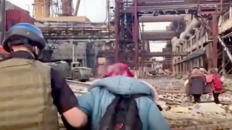 First Civilians Evacuated from Mariupol Steel Plant