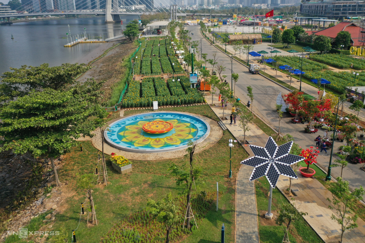 Park along Saigon River taking shape