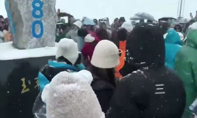 Chinese tourists brawl over best selfie spot on 5,000-meter-high snow mountain