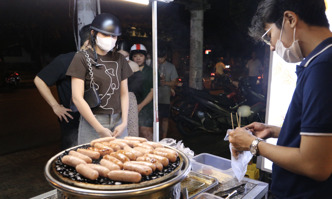 Saigon foodies queue up to buy Chinese stone-grilled sausages