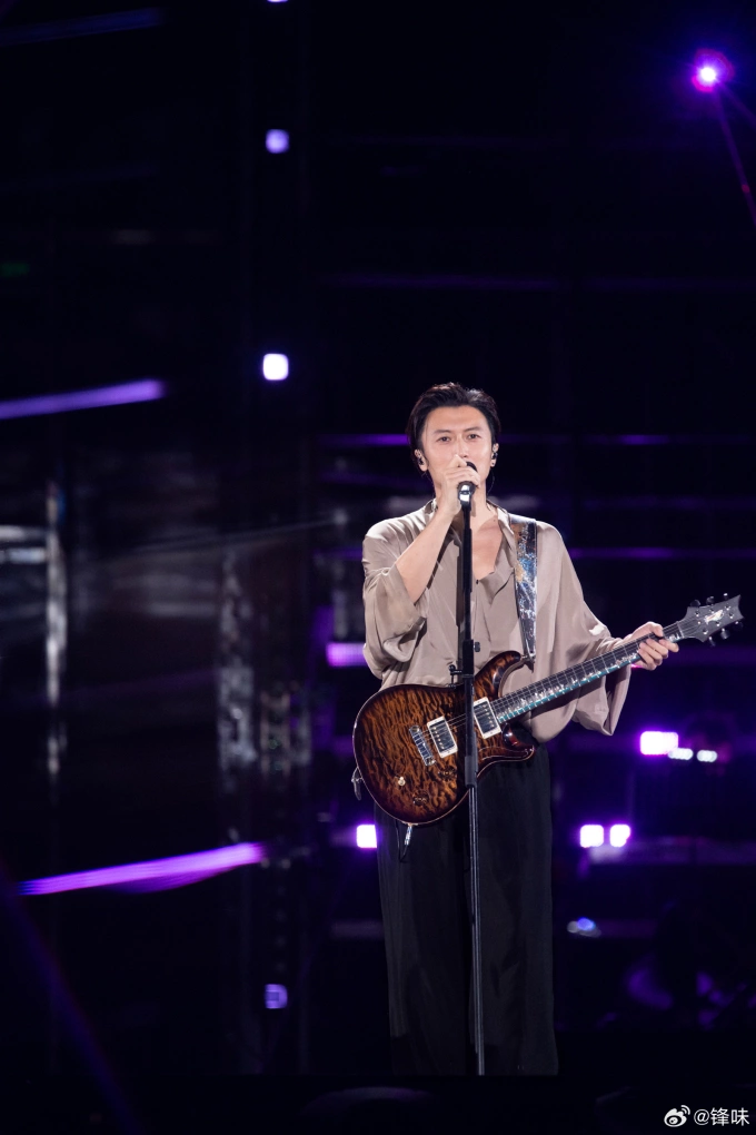 Faye Wong makes appearance at 11-year-younger boyfriend Nicholas Tse's concert