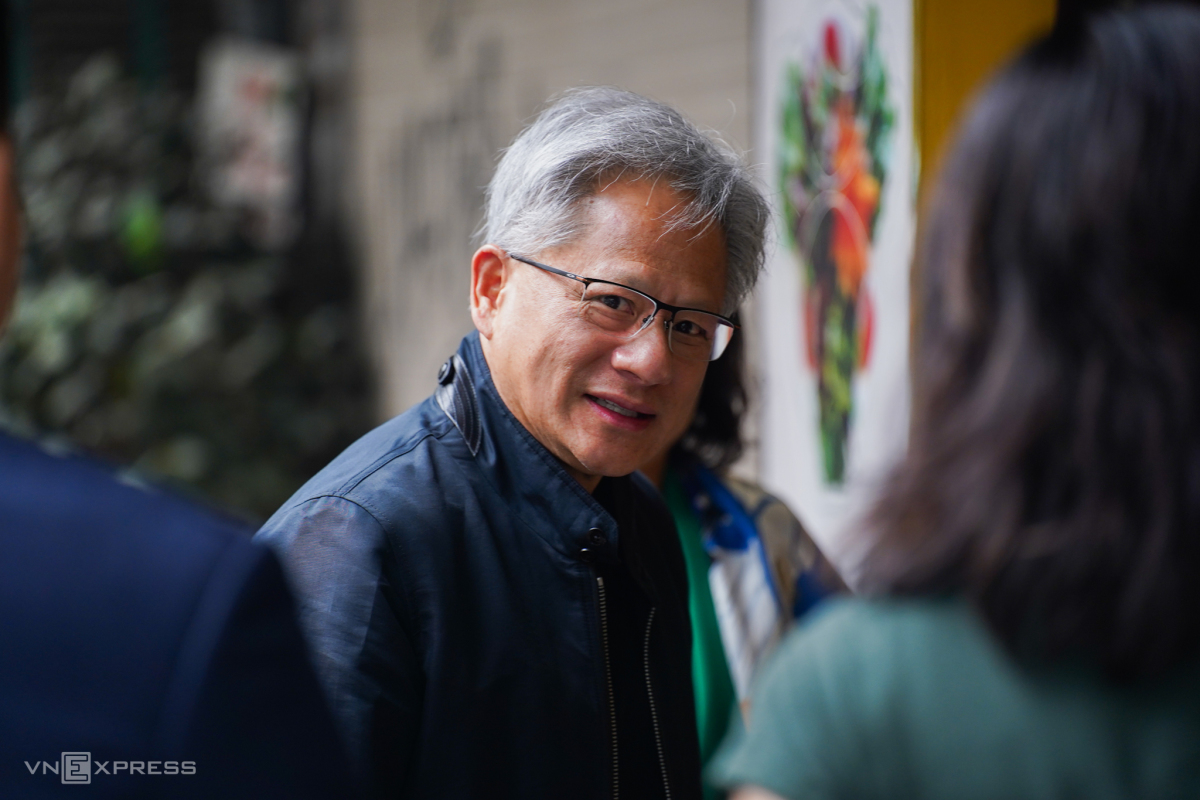 Nvidia billionaire Jensen Huang tries Hanoi's pho noodle