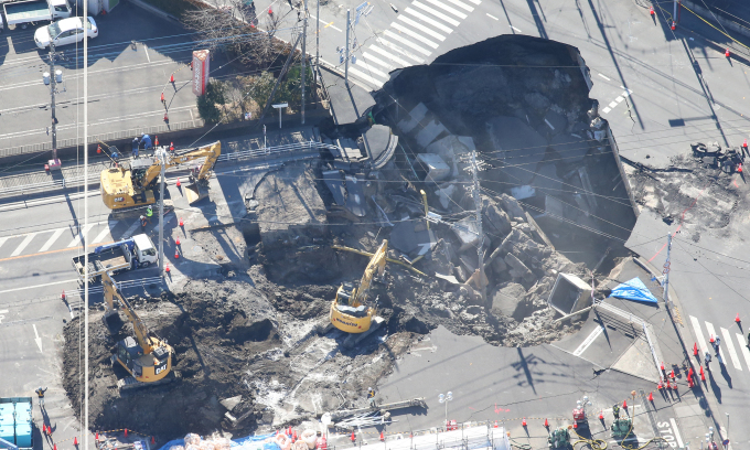 Japan sinkhole grows to almost Olympic pool length