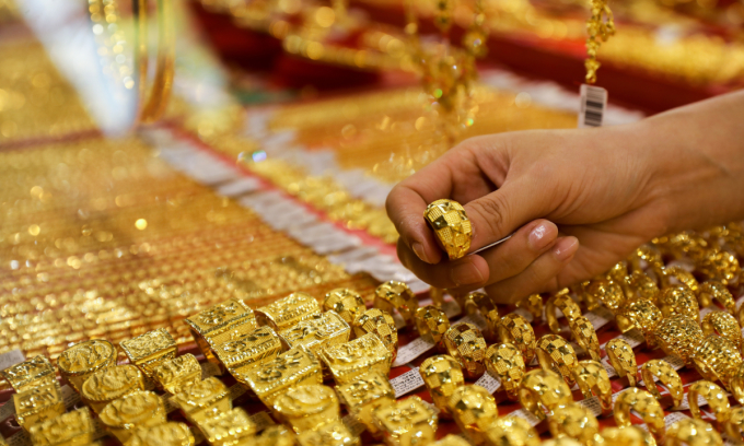 Gold prices rise