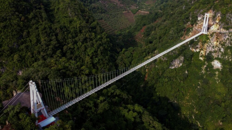 Vietnam Glass-bottomed Bridge Opens for Visitors