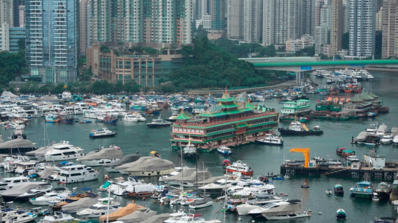 Famous Hong Kong Floating Restaurant Towed Away