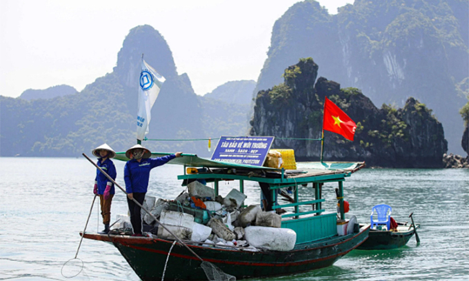 Waste cleanup campaign launched in Ha Long Bay following tourists' complaints