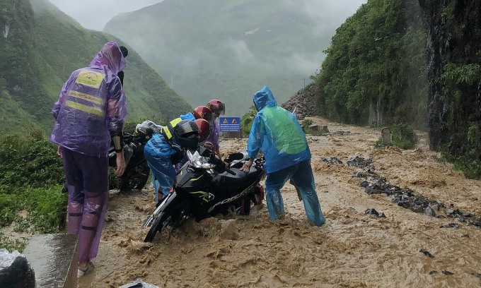 400 foreign tourists evacuated as rains flood northern mountains