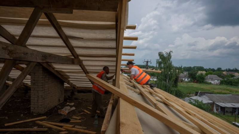 Volunteers in Ukraine Reuse Wreckage to Rebuild Homes