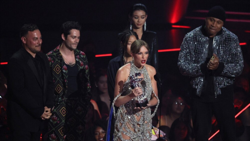 Taylor Swift Wins Top MTV Award, Announces New Album