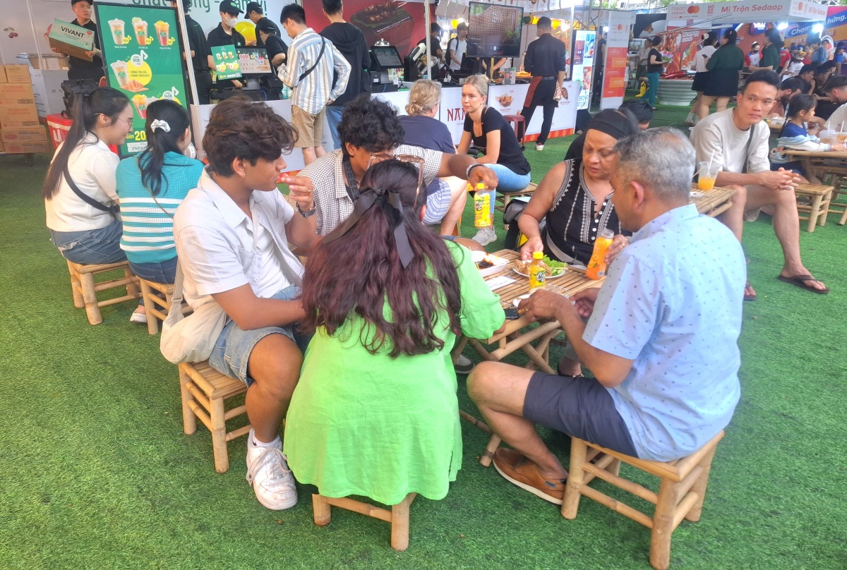 Foreign tourists enjoy international food festival in HCMC