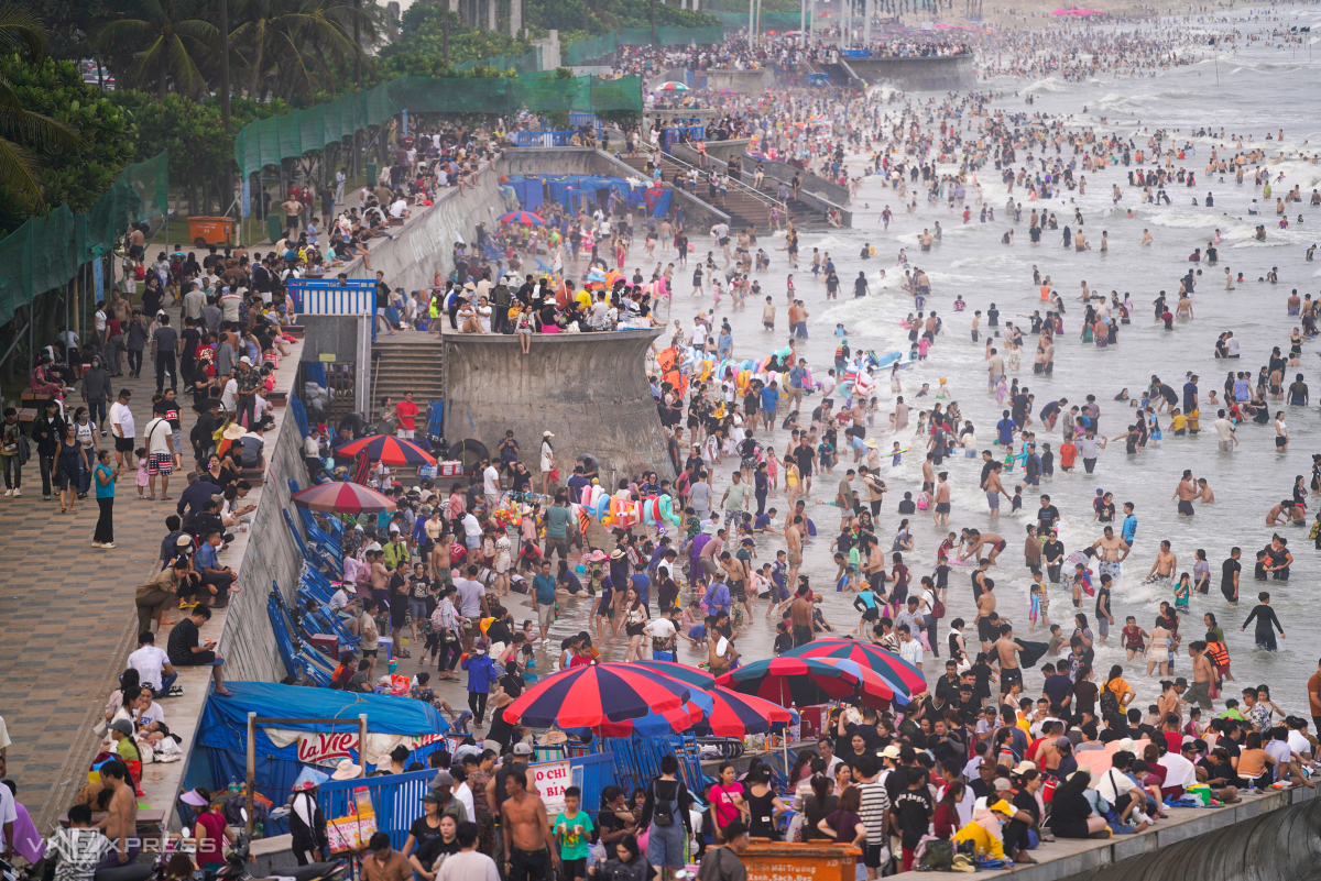 Crowds of tourists flock to Vung Tau beach during Tet holiday