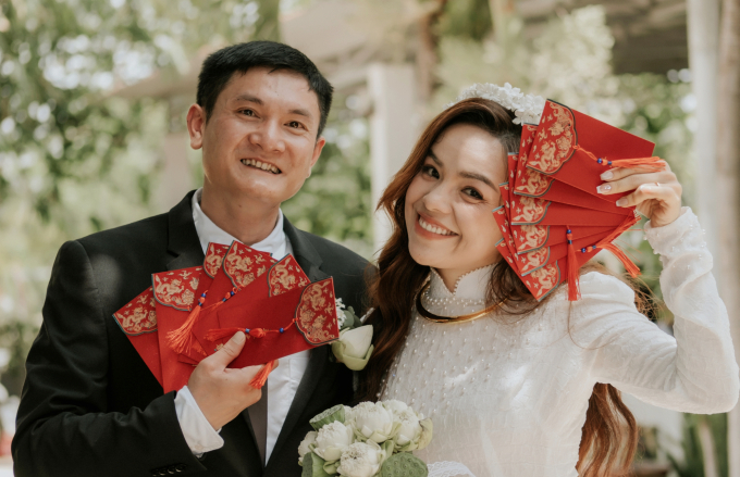 Overseas love story ends with schoolmates happy together