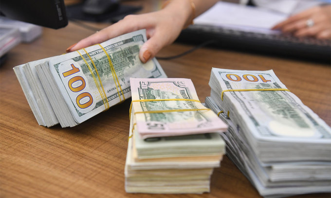 Dollar reaches seven-week high against dong