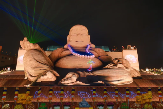 Buddhists, tourists pay homage to Maitreya Bodhisattva statue on Ba Den Mountain