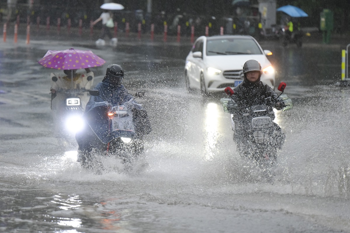 Highest-level rainstorm warning issued in south China's Guangdong