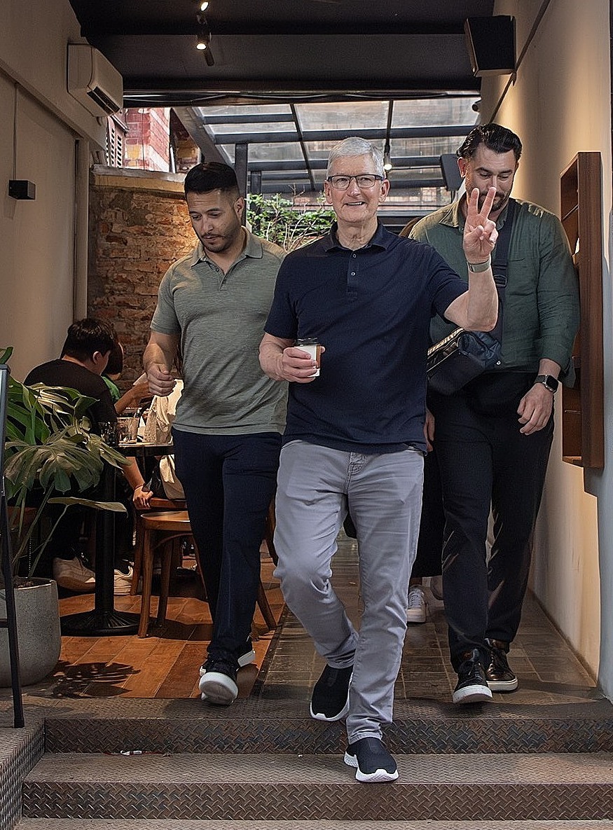 Tim Cook enjoys two coffee runs on first day in Vietnam