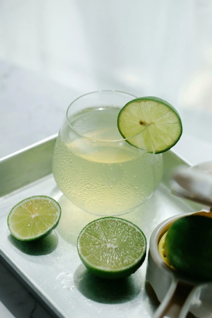 Is drinking warm lime juice in the morning harmful to the stomach?