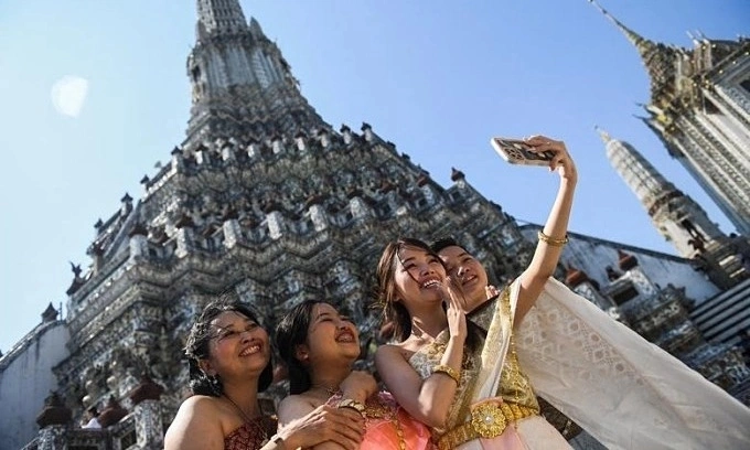 Thailand vows to end dual pricing after foreign tourists' complaints
