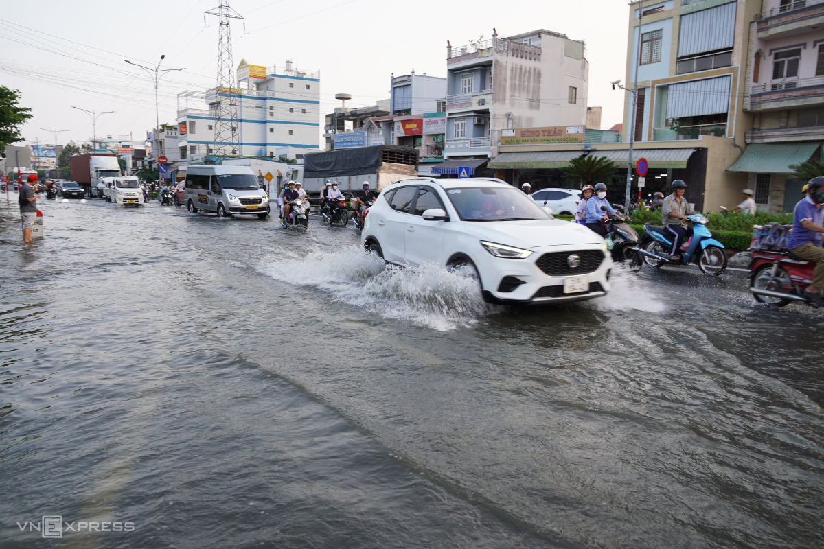 Mekong Delta city grapples with floods amid severe water scarcity