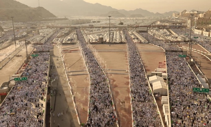 At least 19 hajj pilgrims die from extreme heat in Saudi Arabia