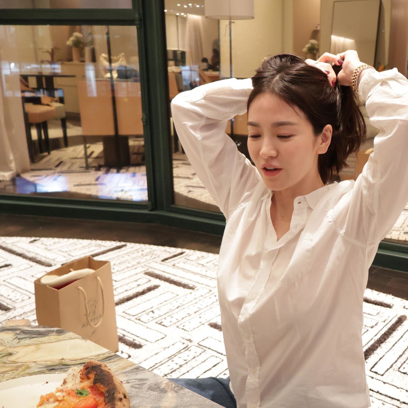 South Korean actress Song Hye Kyo dines in Paris luxury restaurant