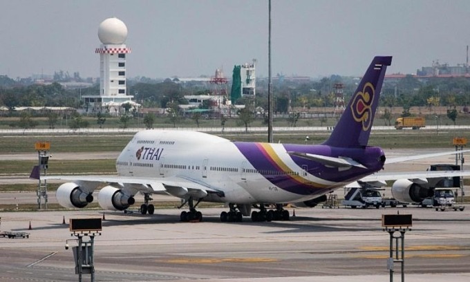 Canadian charged for trying to open Thai plane door on runway
